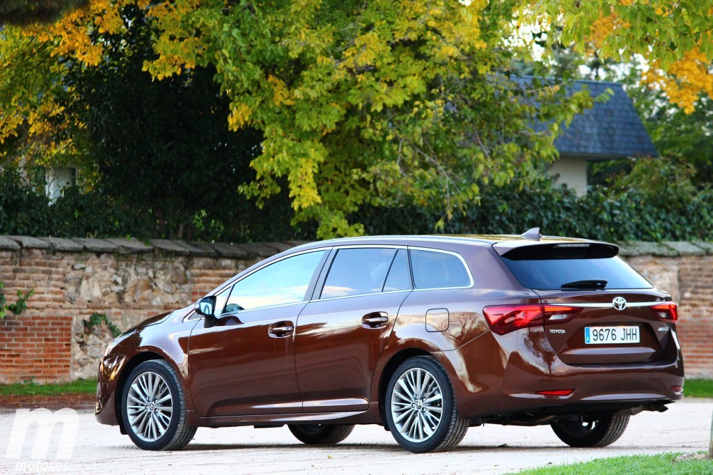 Prueba Toyota Avensis Touring Sports 150D Executive En Marcha Y