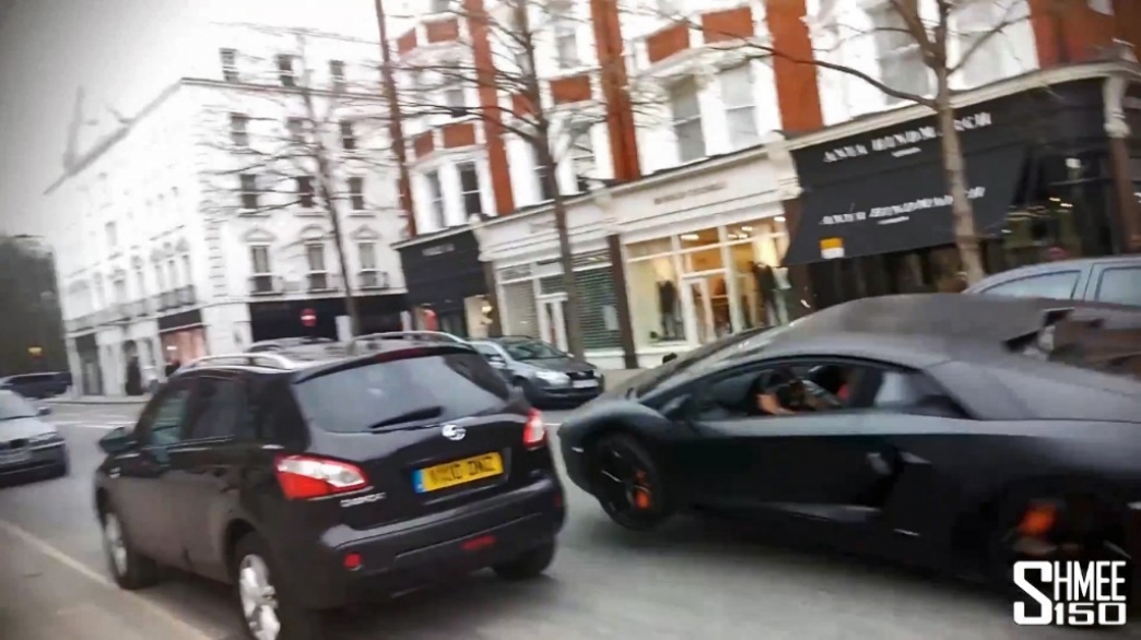 Un Lamborghini Aventador vuela tras chocar con un Mazda2