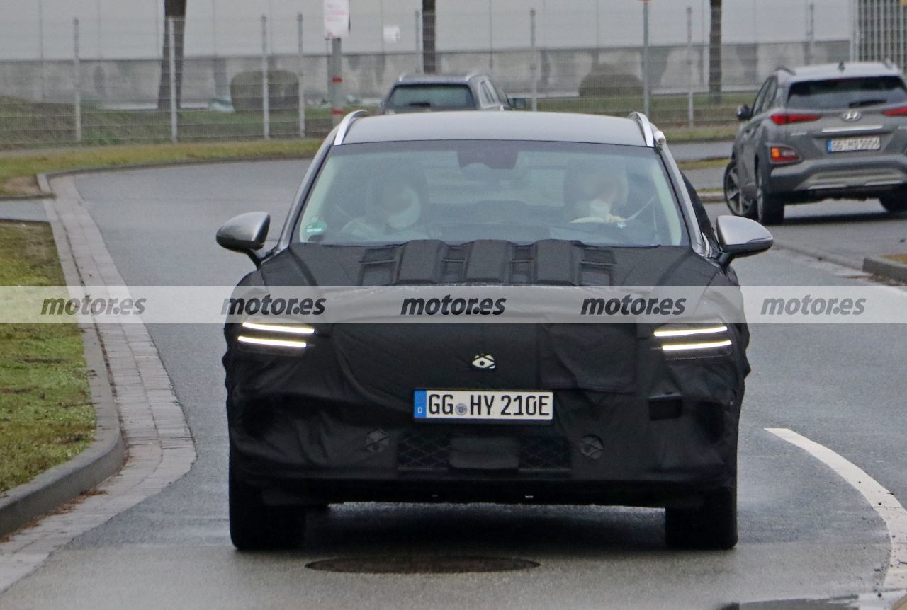 The Genesis GV70e 2022, Korean rival of the BMW iX3, hunted in spy photos in Europe